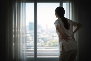 腰と脚に不安を抱える女性