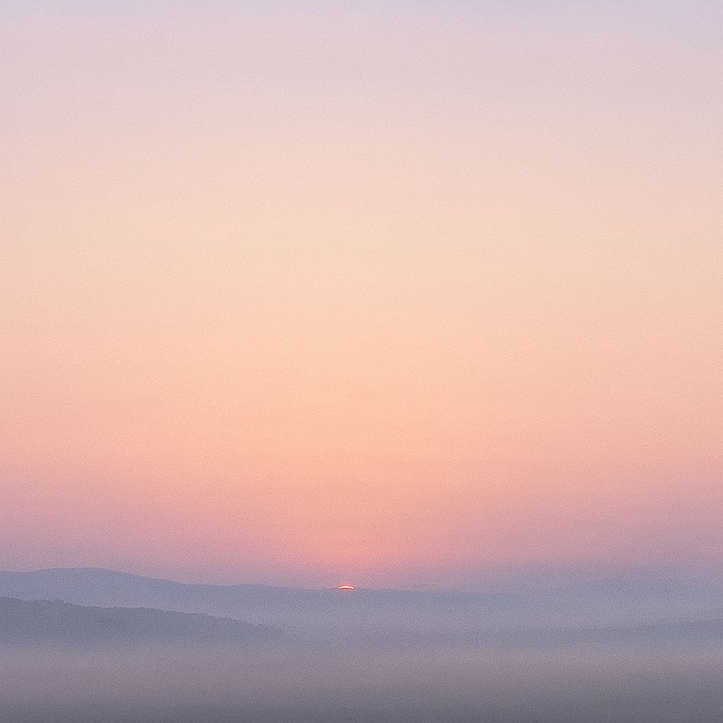 夜明けの静けさと地平線の光のイメージ