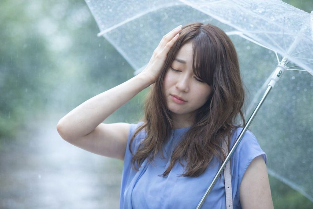 雨になると頭が痛くなるイメージ