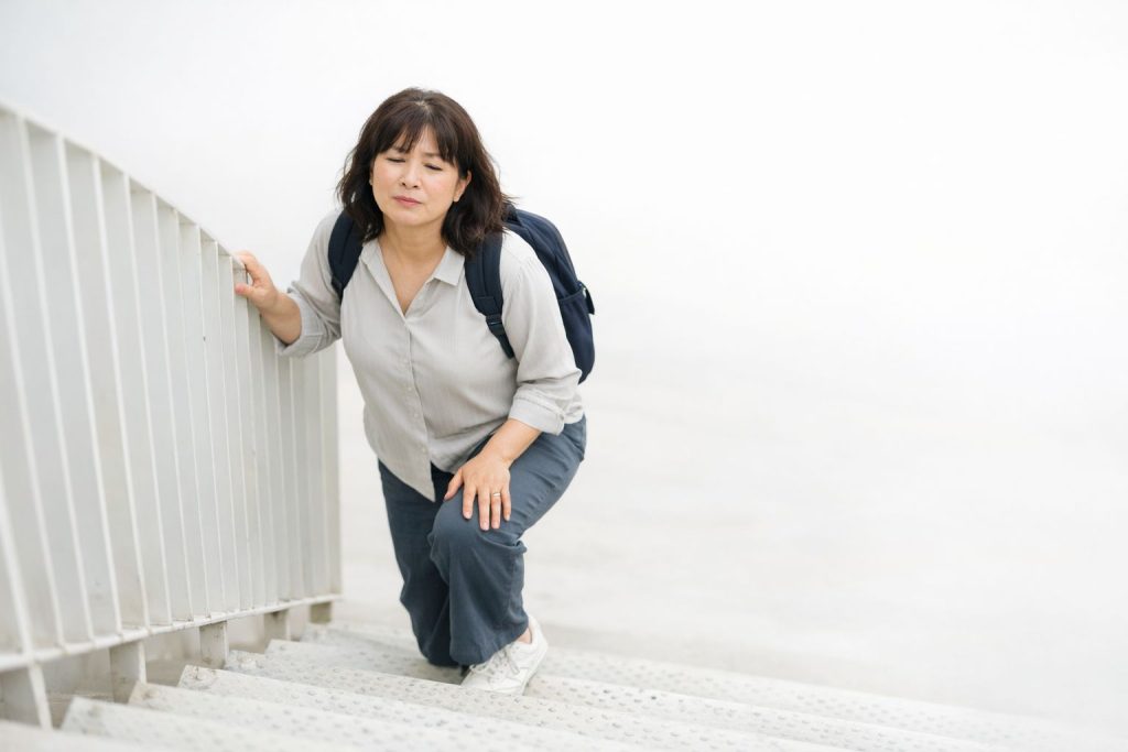 階段を上るだけで脚が重くなるイメージ