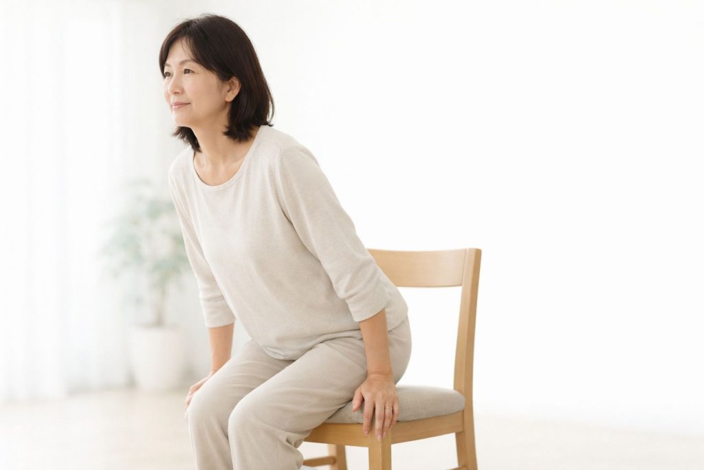 椅子からゆっくり立ち上がる女性