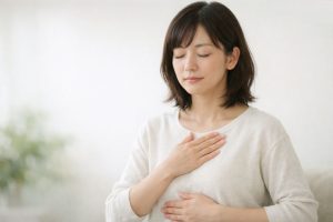 自分の感覚へ意識を向けている女性