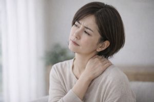 肩の重さを気にしている女性