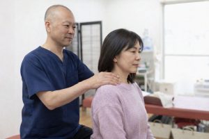 身体の反応を確認しながら施術する様子