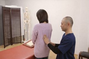 身体を確認している院長